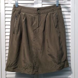 Banana Republic Silk Blend Mini Skirt Women's Size 0 Army Green Zippered Pockets